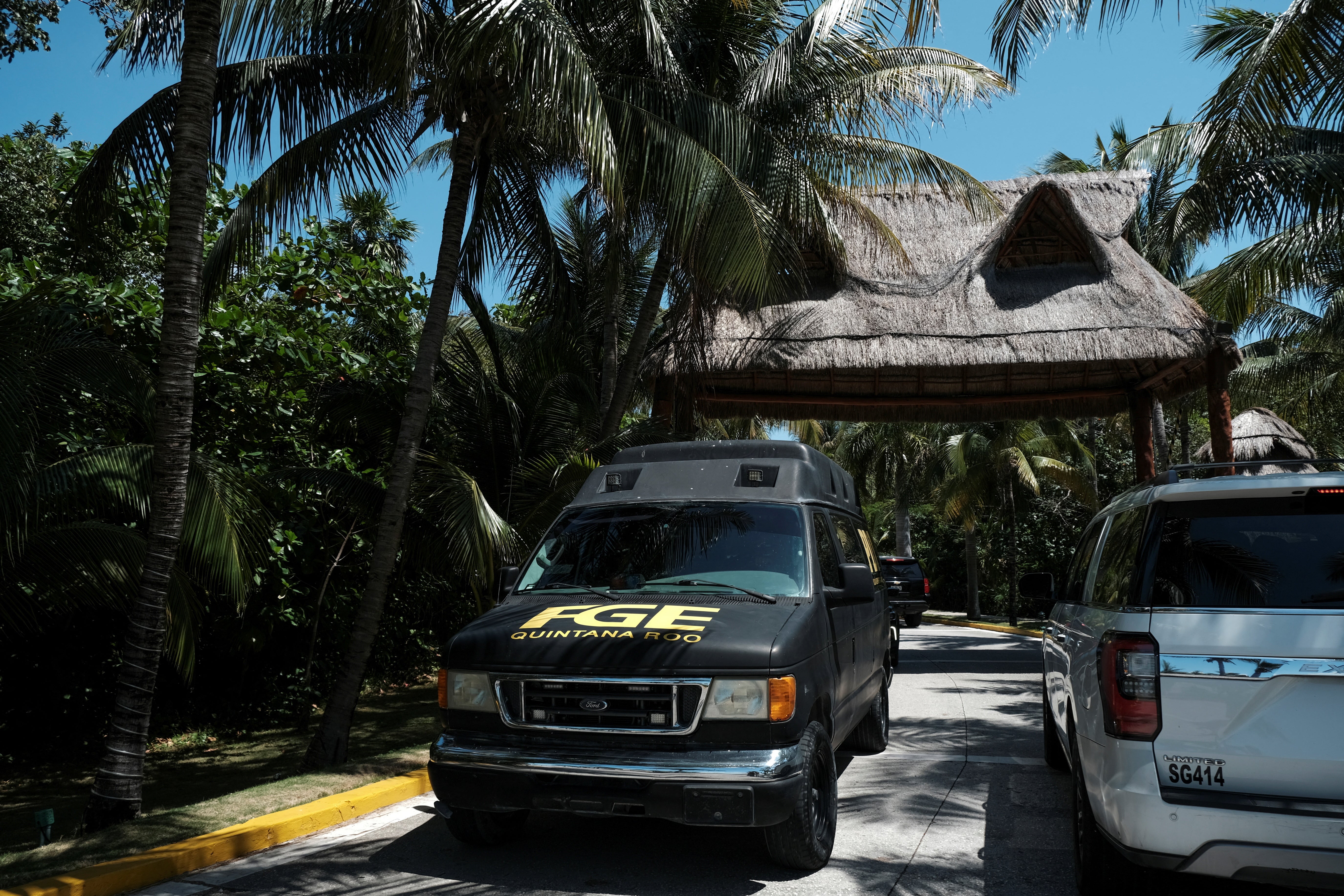 4 killed in beach shooting at Mexico vacation mecca