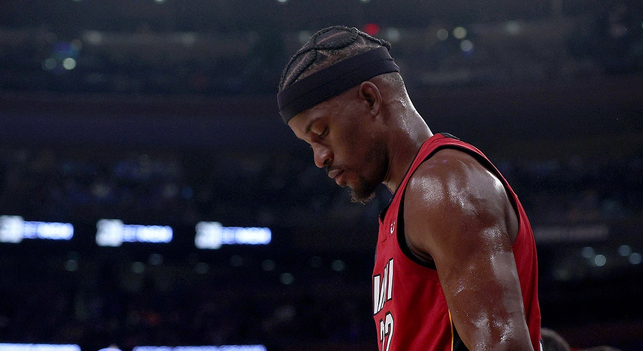 Heat en el ‘juego de espera’ después de que Jimmy Butler se torciera el tobillo en el Juego 1 contra los Knicks
