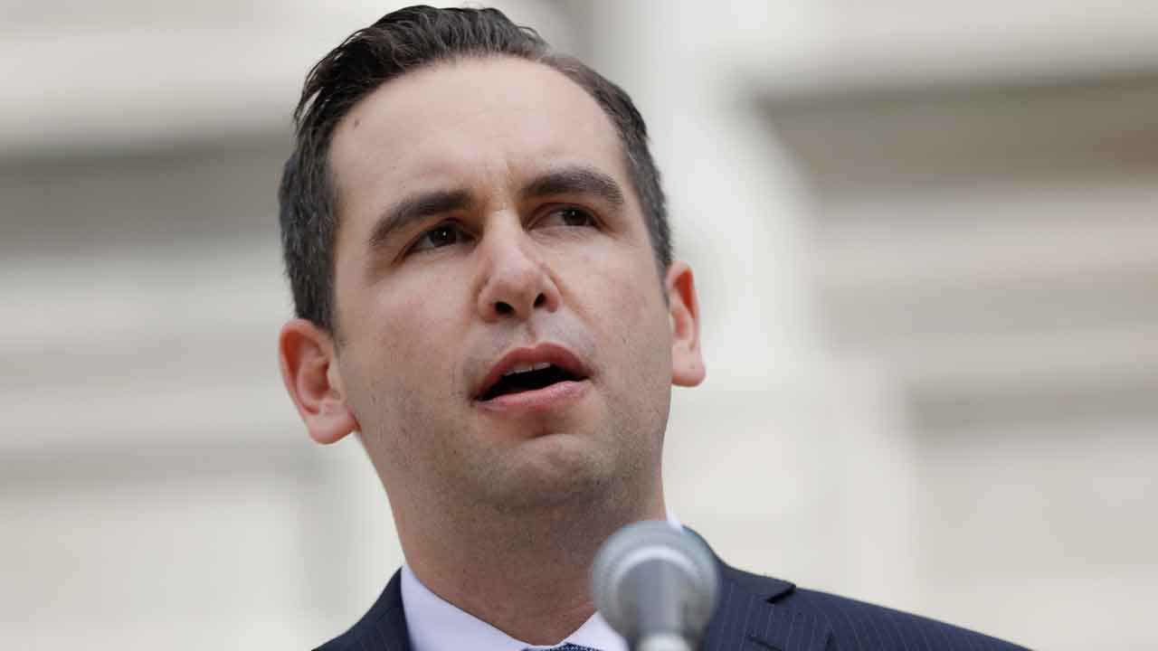 El alcalde de Jersey City, Steven Fulop, anuncia su intención de presentarse a gobernador el año que viene