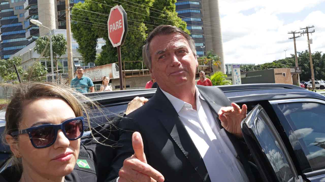 La Policía Federal de Brasil registra la casa del expresidente Bolsonaro en busca de supuestas tarjetas de vacunas