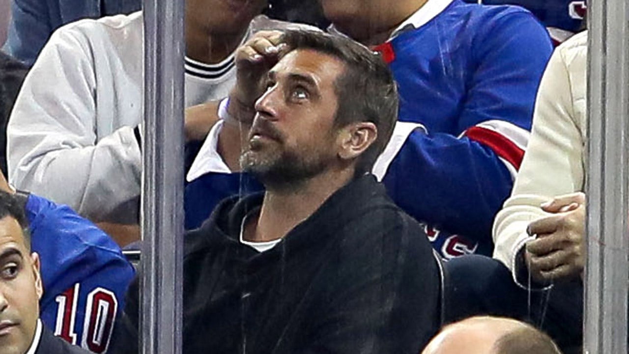 Aaron Rodgers greeted with massive cheers as he watches Rangers-Devils playoff game