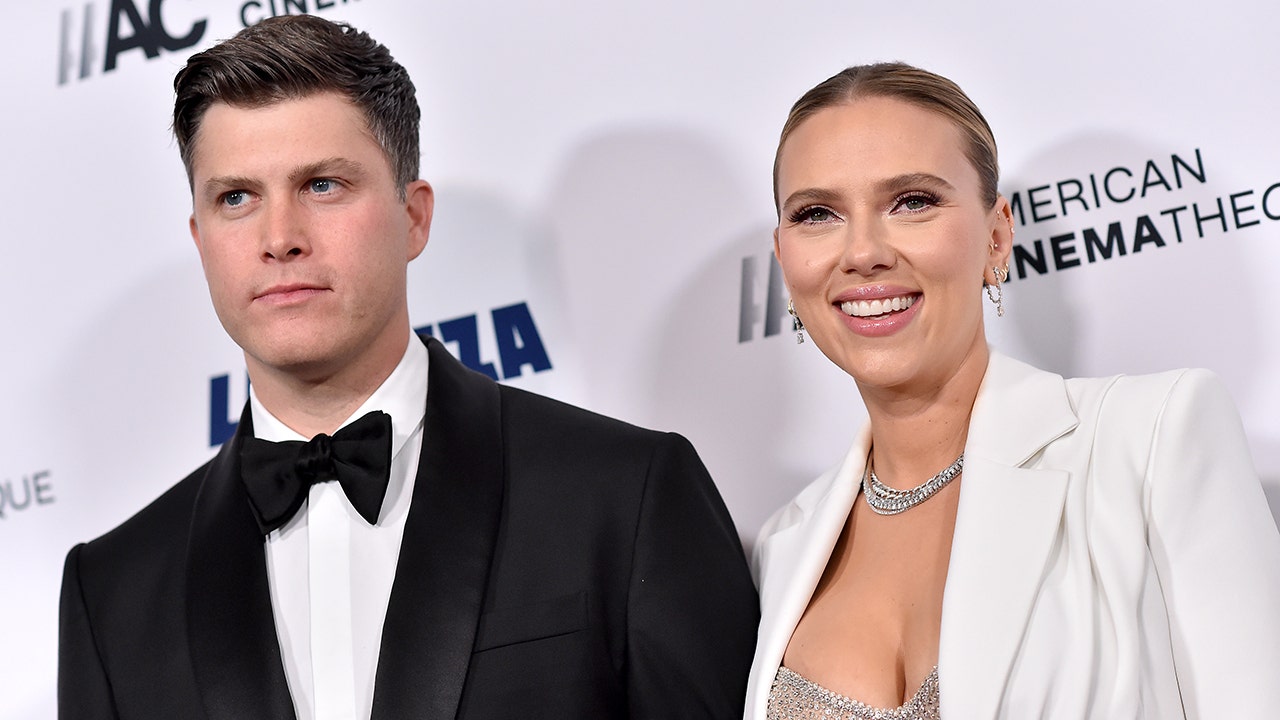 scarlett johnasson colin jost red carpet