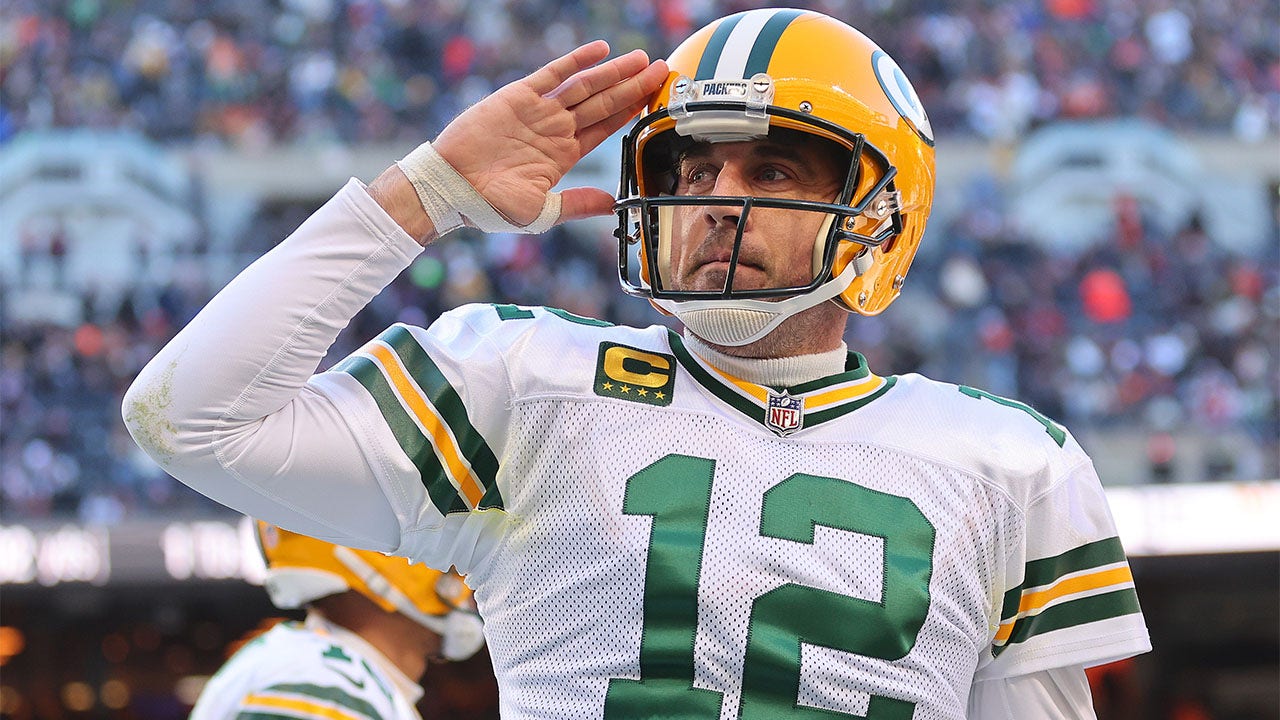 Aaron Rodgers arrives at Jets’ facility, greeted by members of organization