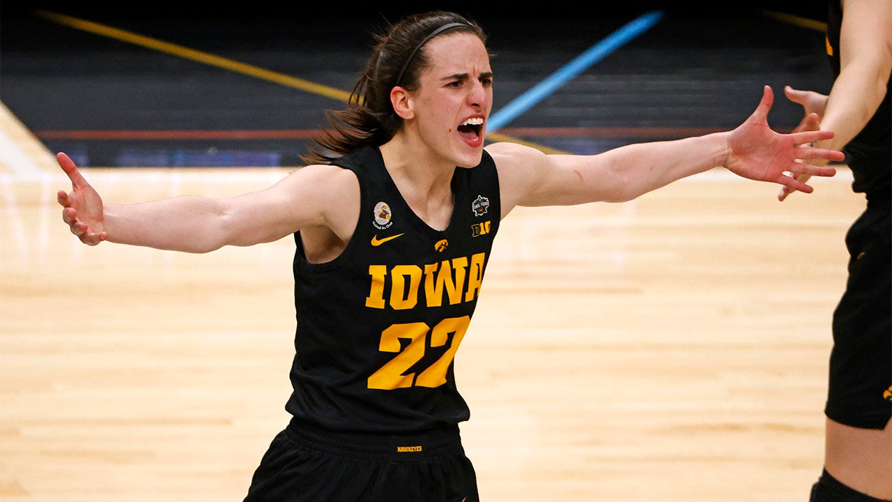Hawkeyes’ star Caitlin Clark waves off unguarded South Carolina player as Iowa stuns title favorite