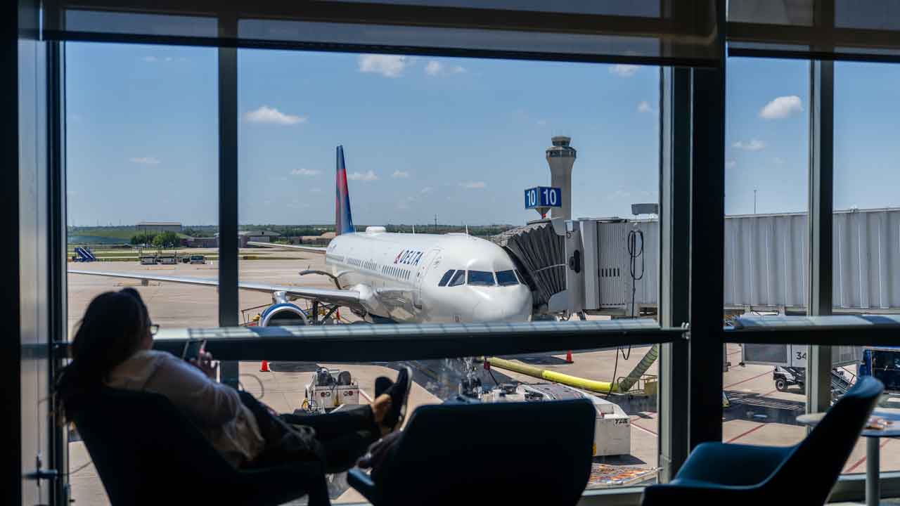 Texas airline worker dies after being injured at Austin-Bergstrom International Airport