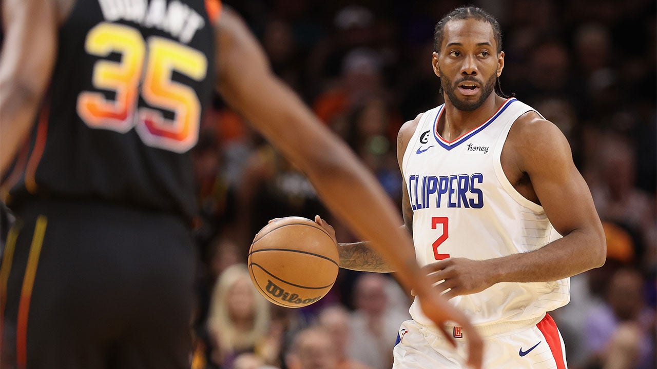 Clippers star Kawhi Leonard diagnosed with torn right meniscus: report