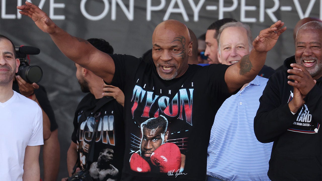 Mike Tyson | Mike tyson, Mike tyson boxing, Muhammad ali boxing
