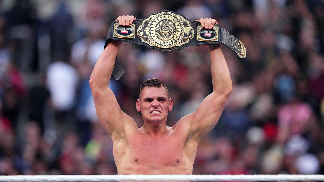 49ers star George Kittle clotheslines The Miz at WrestleMania 39