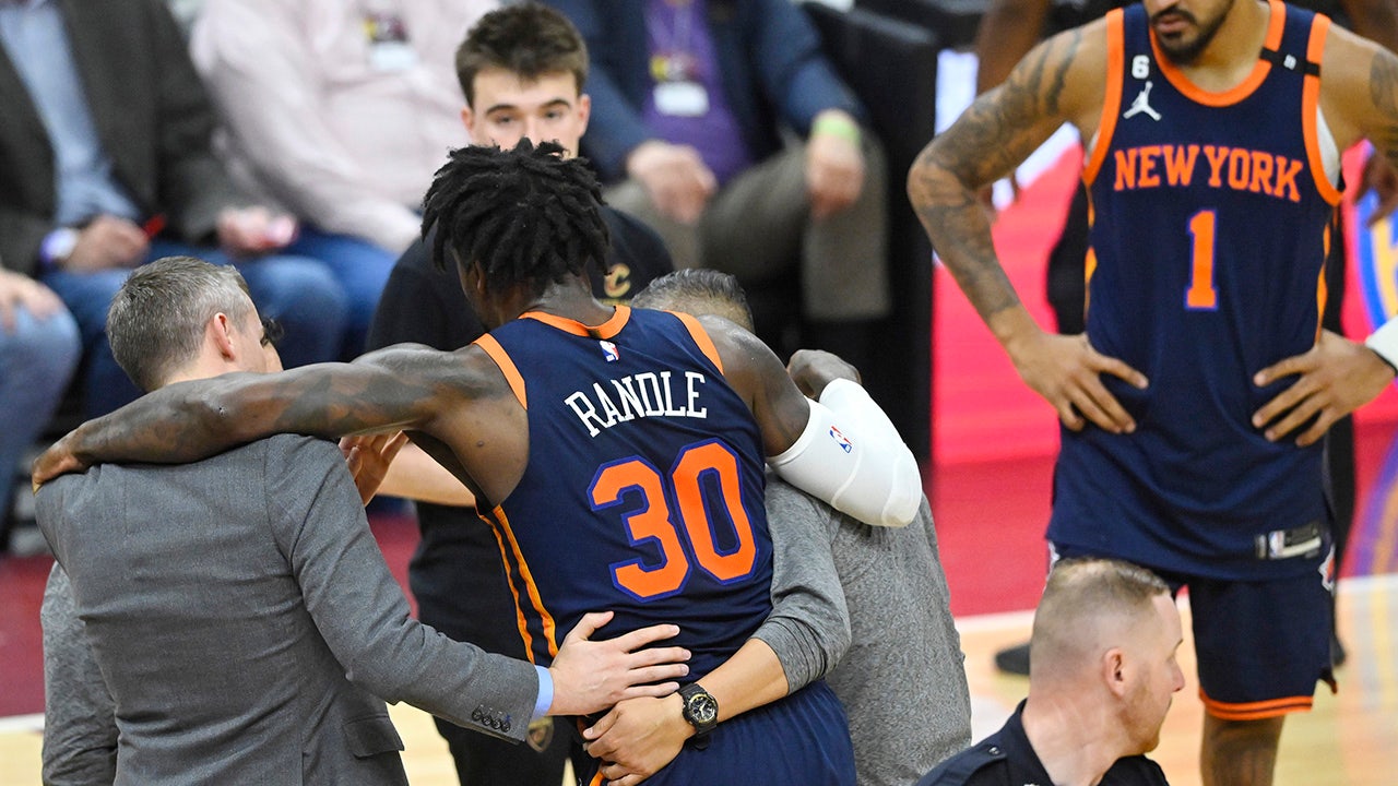 Knicks’ Julius Randle sprains left ankle in first half against Cavaliers