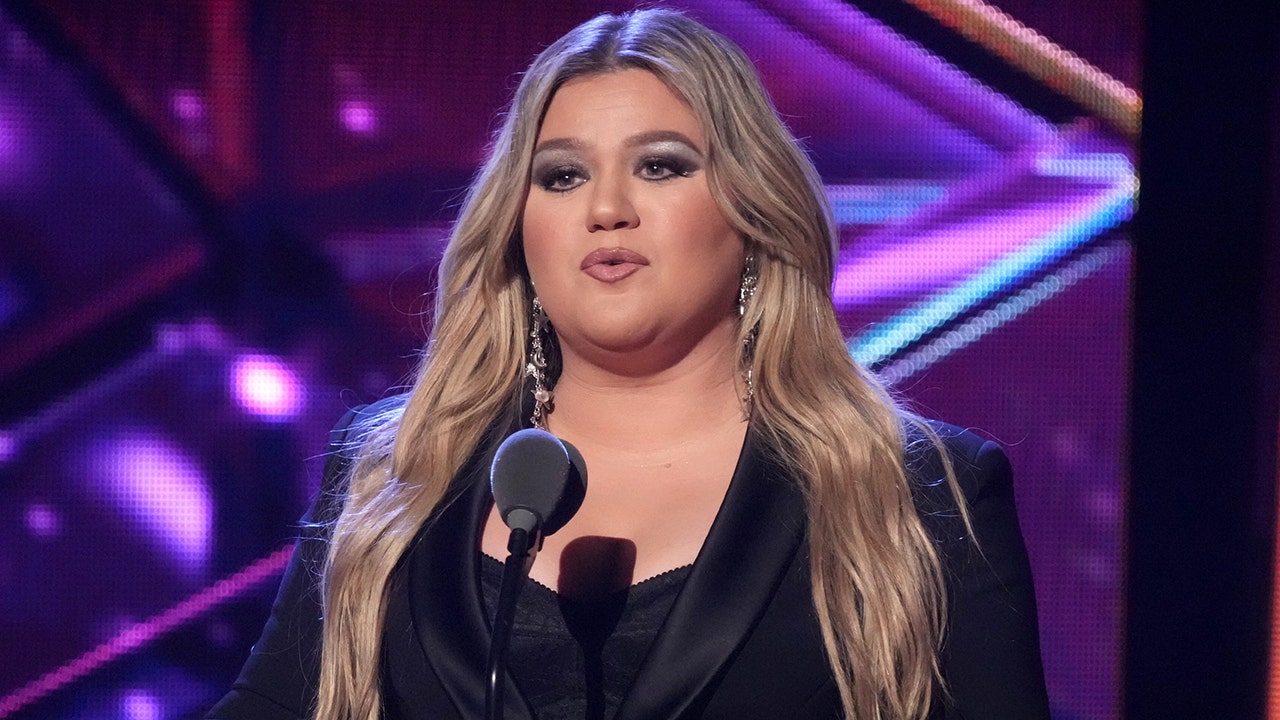 Kelly Clarkson moved to tears after revealing her daughter was bullied