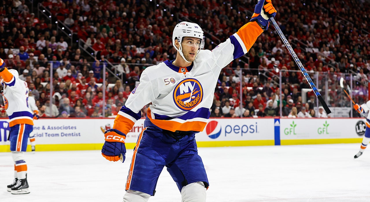 Islanders hold off Hurricanes in must-win Game 5, bring series back to Long Island