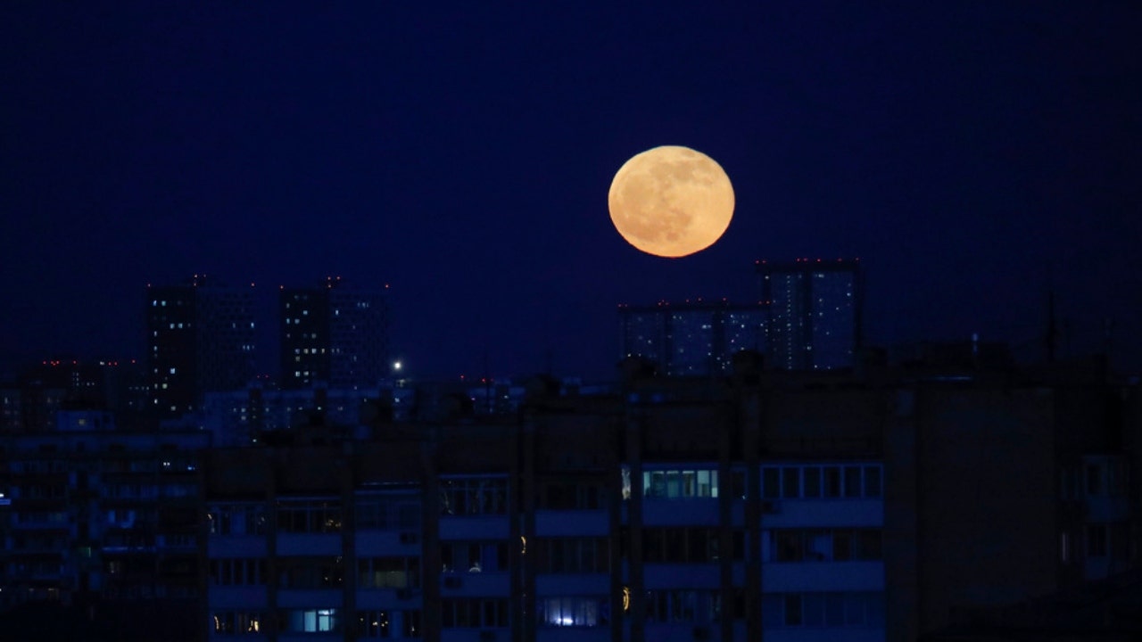 La lune se lève sur Moscou, Russie