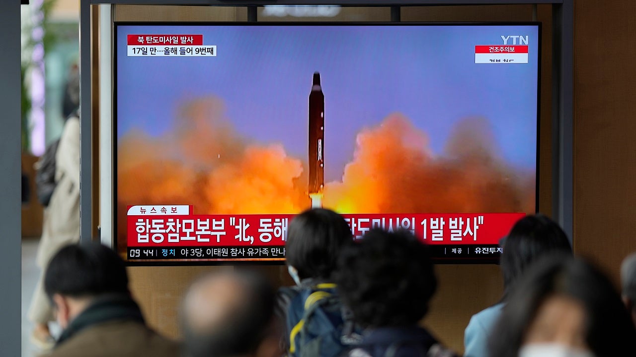 كوريا الشمالية تطلق صاروخين وسط غواصة نووية أمريكية في كوريا الجنوبية ، جندي يعبر المنطقة المنزوعة السلاح