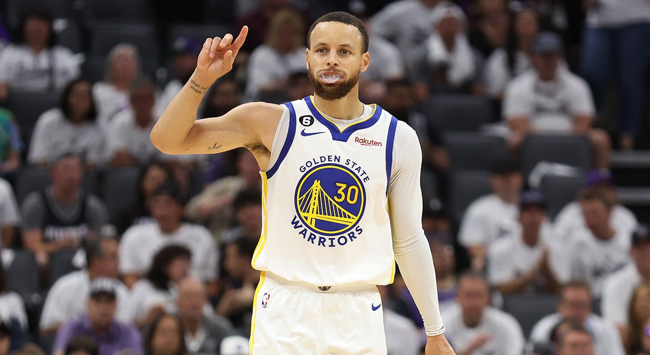 Los Warriors se escapan con el Juego 7 detrás de los 50 puntos de Steph Curry para terminar con la carrera de playoffs de los Kings
