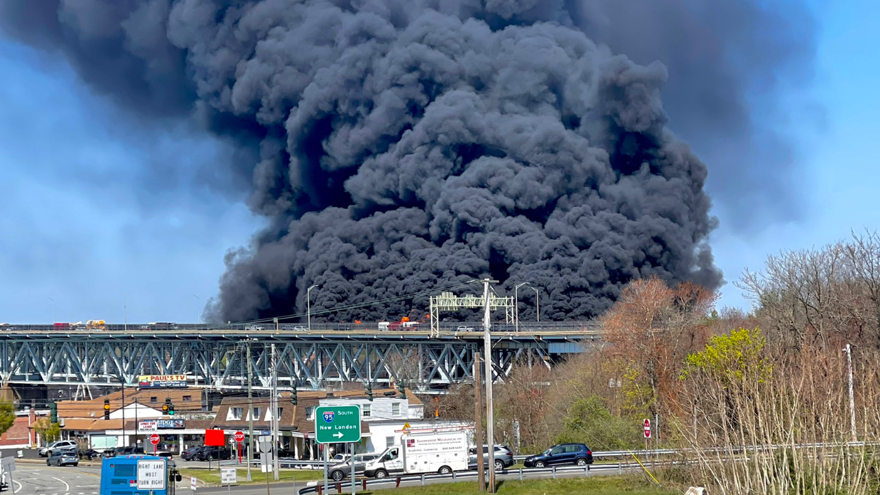 News :Fiery Connecticut fuel truck crash on I-95 bridge leaves 1 dead, others injured