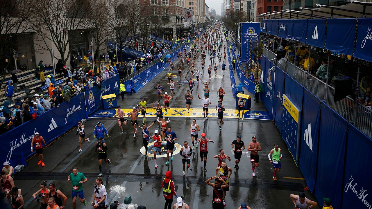 Boston Marathon runner appears to take bathroom break on someone’s ...