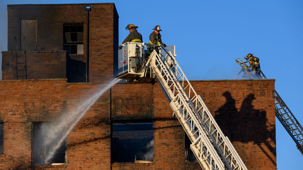 11 injured, 20 displaced in Detroit apartment building fire