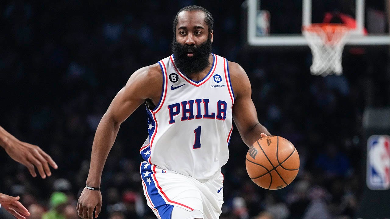 James Harden regatea el balón