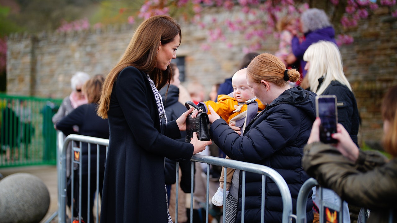 Kate Middleton leaves her purse with fascinated baby: ‘I’ll come back for it’