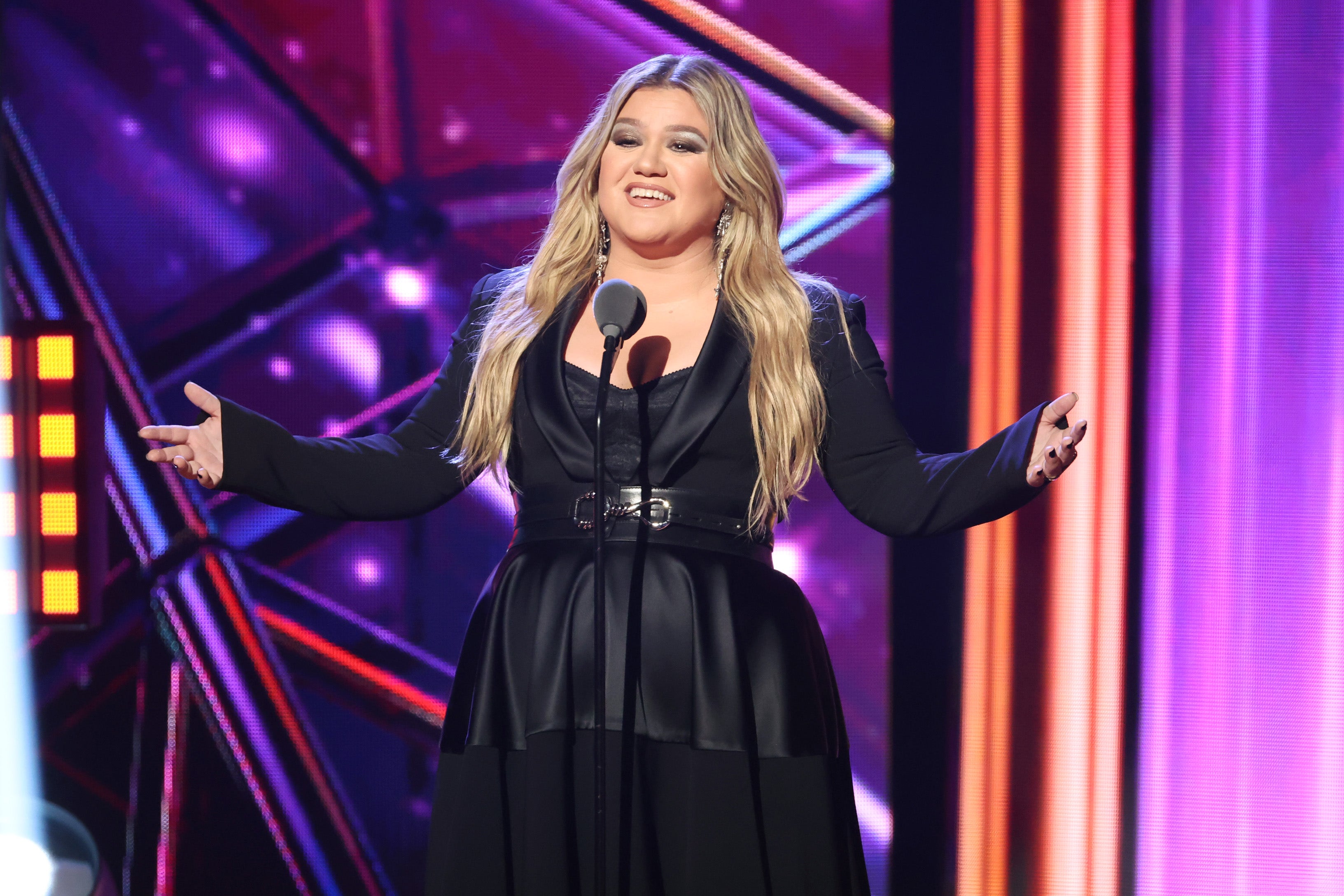 Kelly Clarkson Will Pay Ex-Husband Brandon Blackstock Over $1.3 Million in  Divorce Settlement