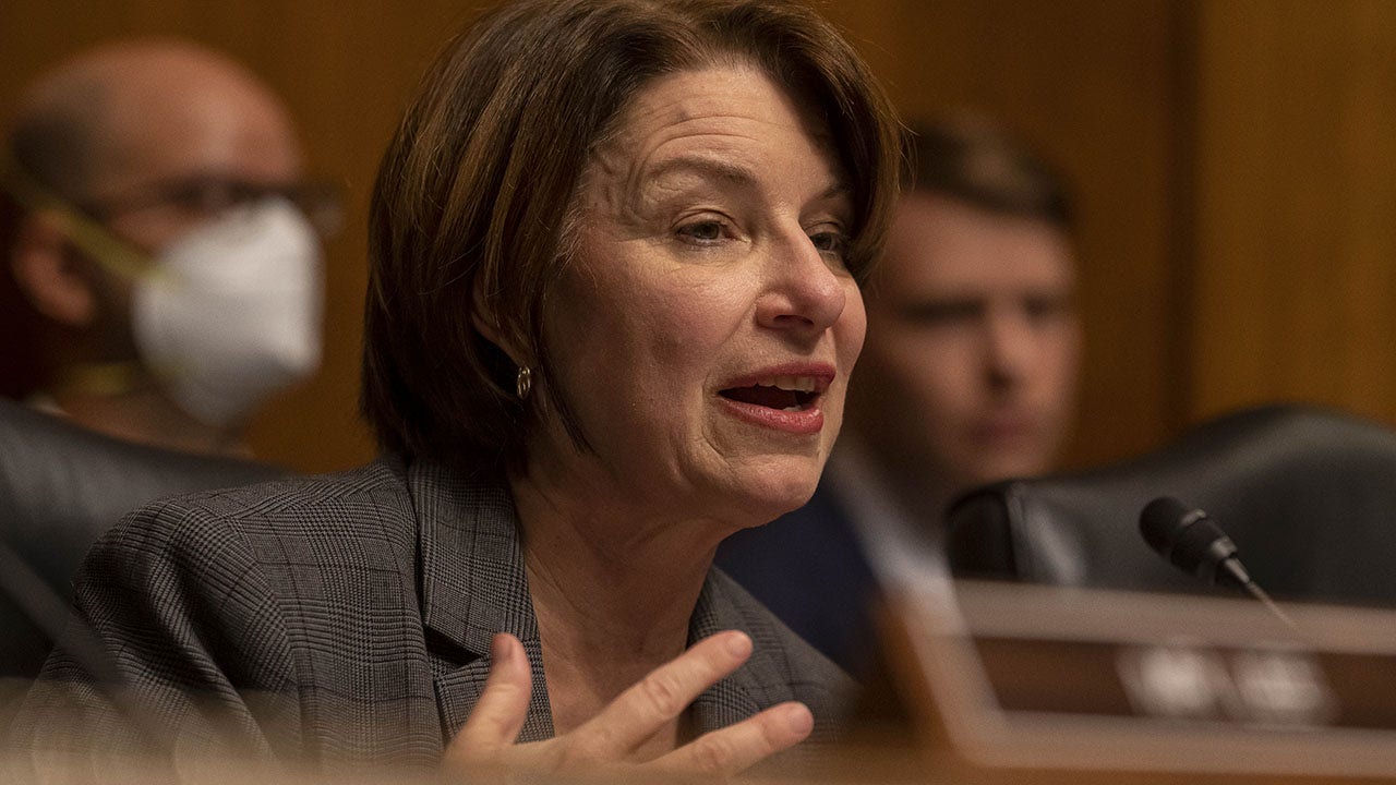 Klobuchar leads bipartisan bill to provide all service members and their families with free credit monitoring
