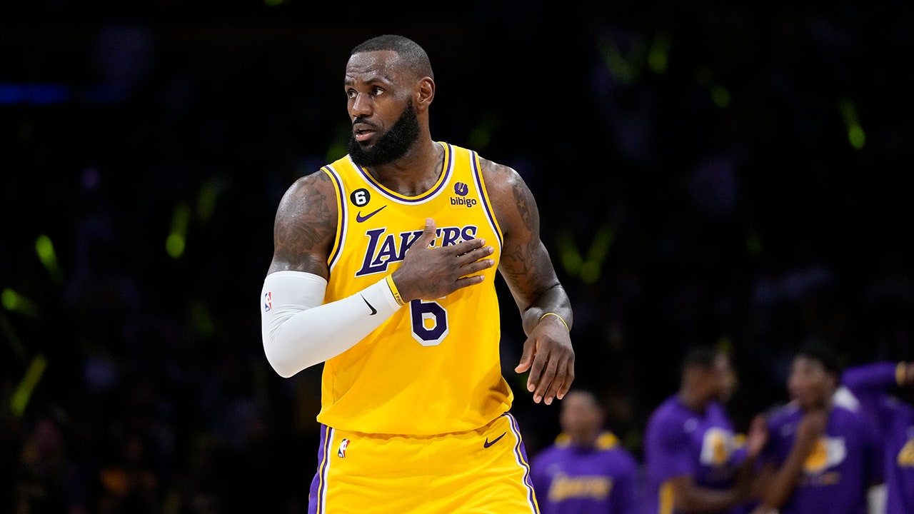 Class Act: Lebron James Refuses to Shake Hands With Grizzlies After Eliminating Them From Playoffs