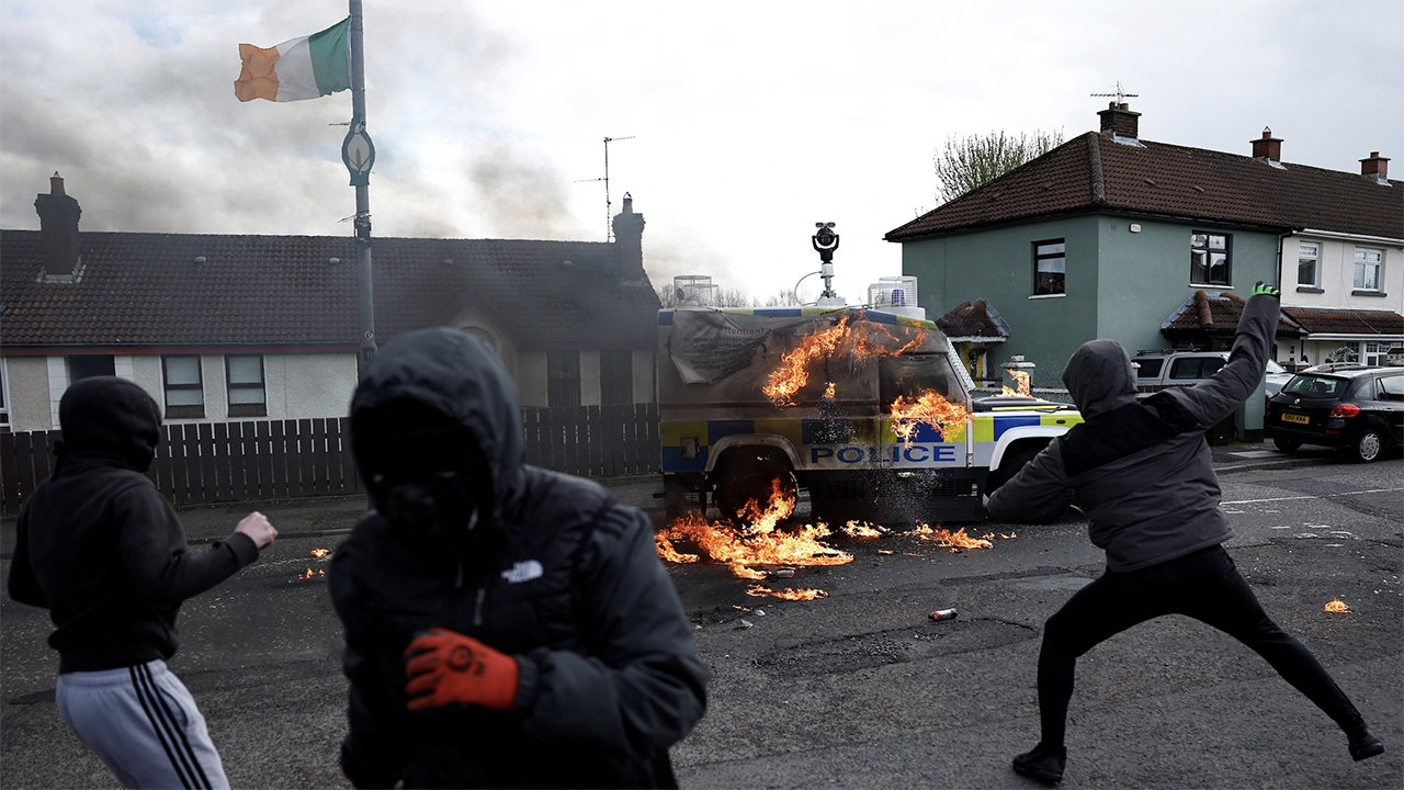 Disidentes de Irlanda del Norte lanzan cócteles molotov a coches de policía un día antes de la visita de Biden