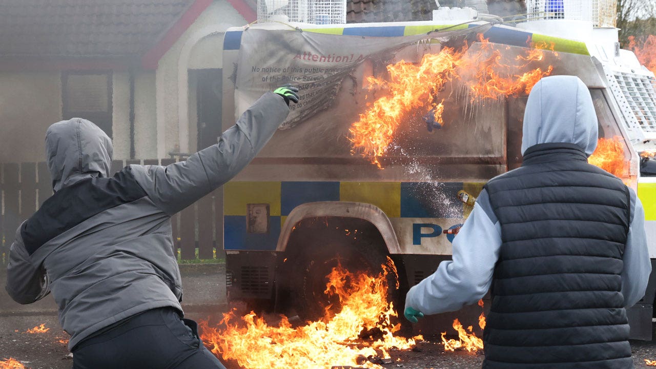 Una bomba incendiaria lanzada contra un coche de policía durante una protesta en Irlanda del Norte