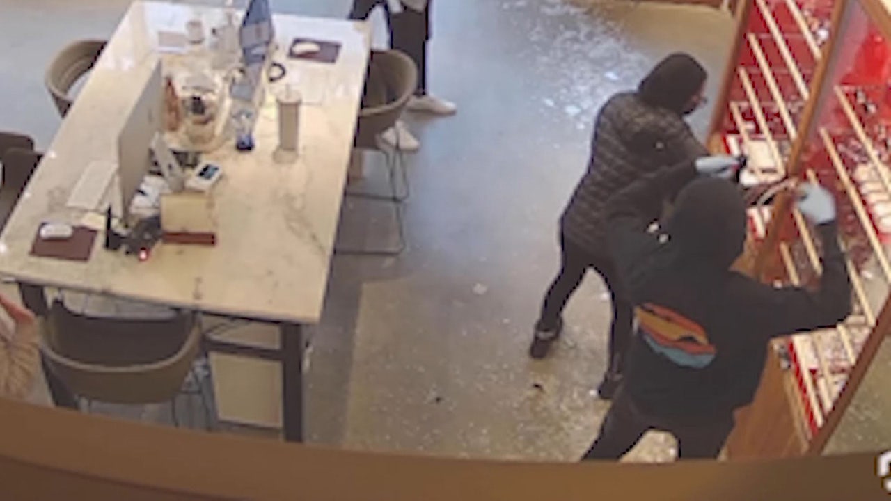 News :DC cops searching for smash-and-grab thieves who stole over $140K in designer glasses