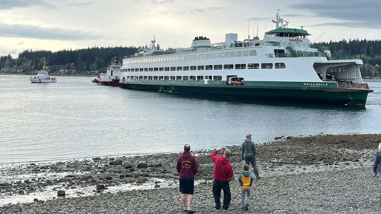 Washington state ferry runs aground with nearly 600 aboard after suspected generator failure