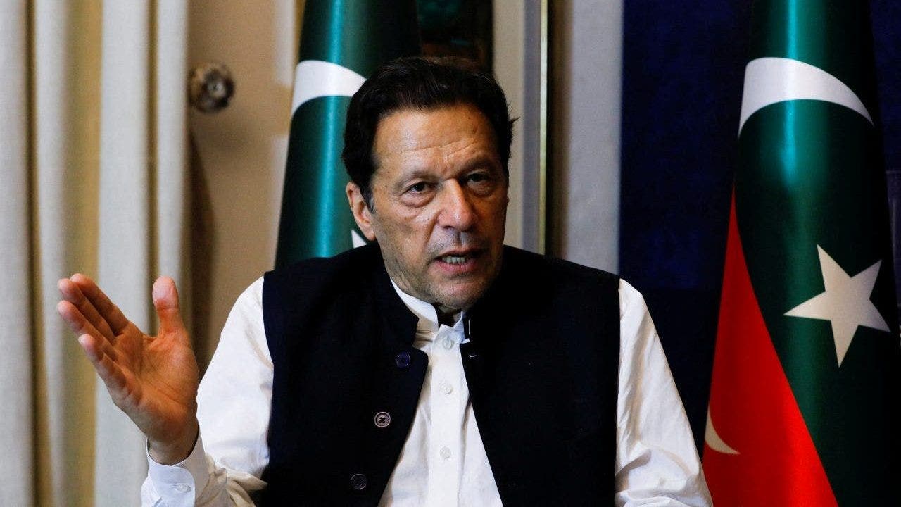 يلقي رئيس الوزراء الباكستاني السابق عمران خان باللوم على قائد الجيش السابق بعد أن أشار في البداية إلى أن الولايات المتحدة عجلت في سقوطه