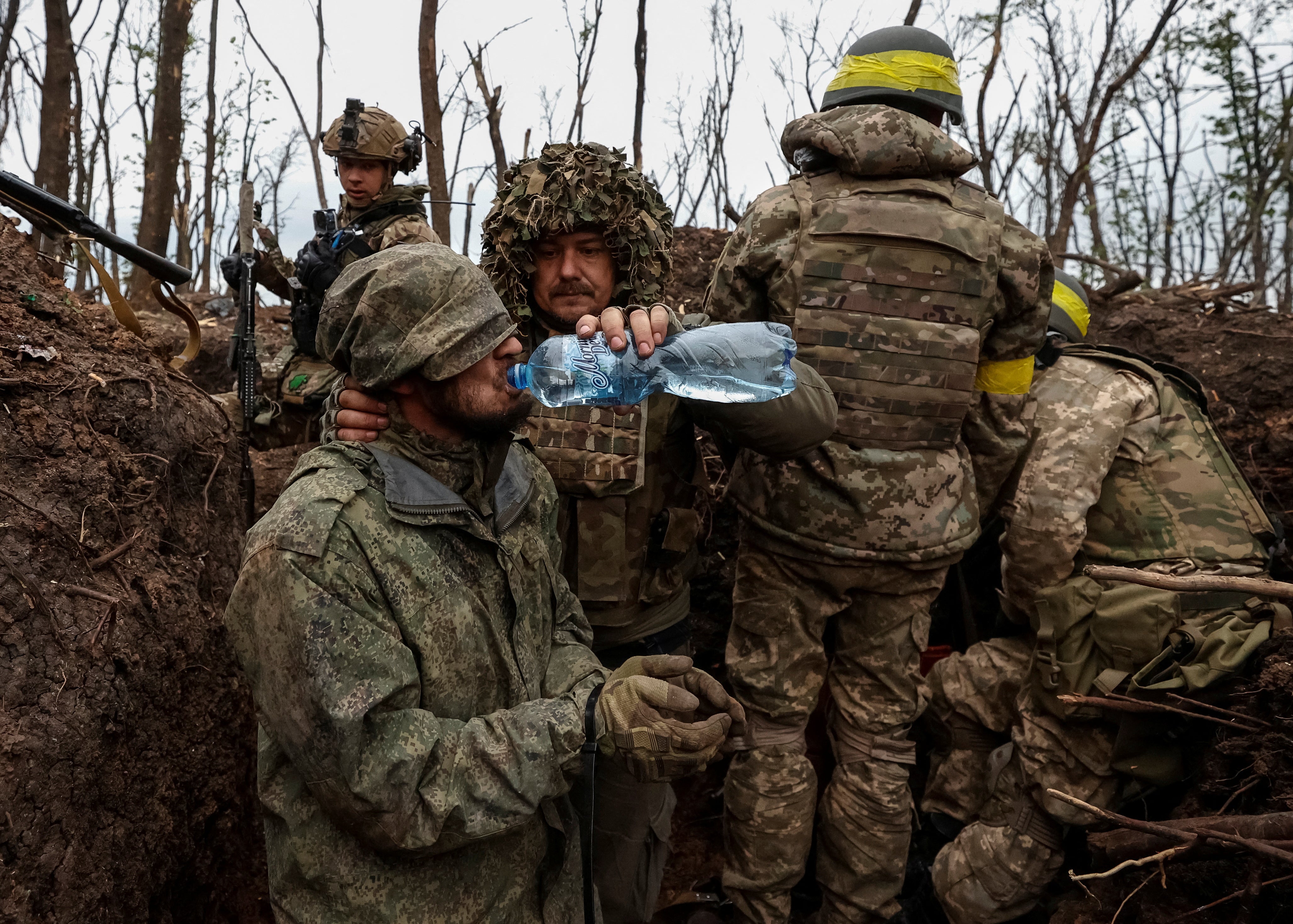 Украинцы отступают. Украинские военные. ВСУ пленные российские солдаты.