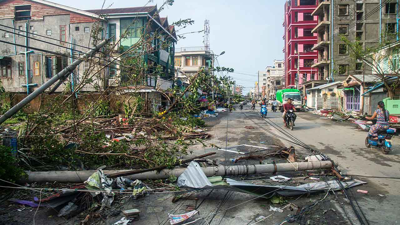 Powerful cyclone along Burma's western coast injures hundreds, at least 6 dead