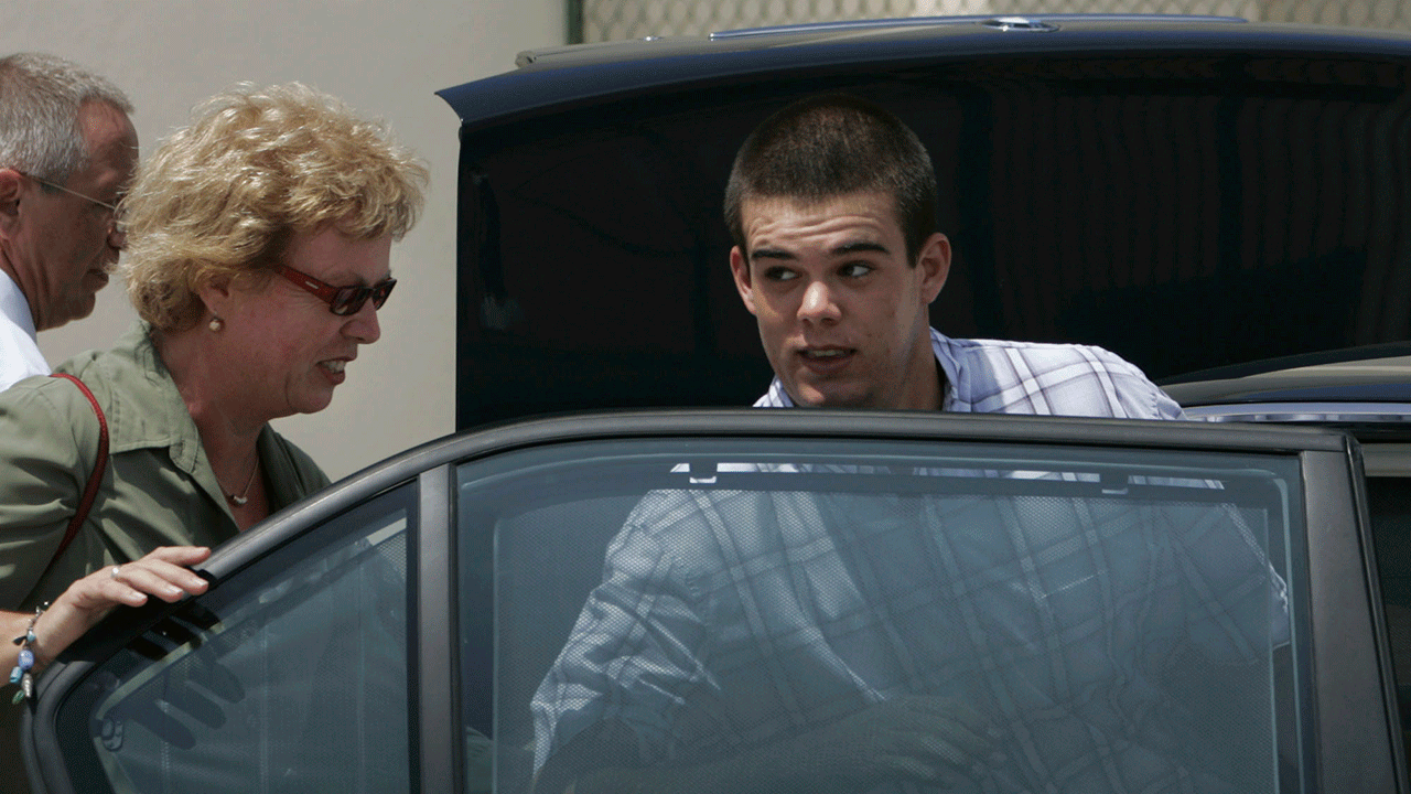 Natalee Holloway Case Suspect Joran Van Der Sloot S Mother Enjoys Drum Session With Mystery Man