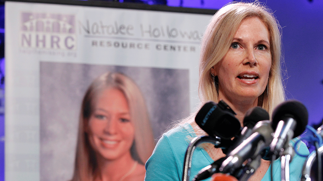 Beth Holloway habla en un micrófono