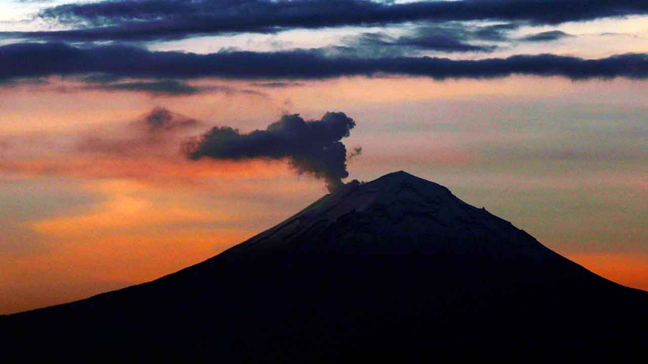 Mexican volcano known as 'El Popo' rumbles canceling schools in area, 22 million at risk
