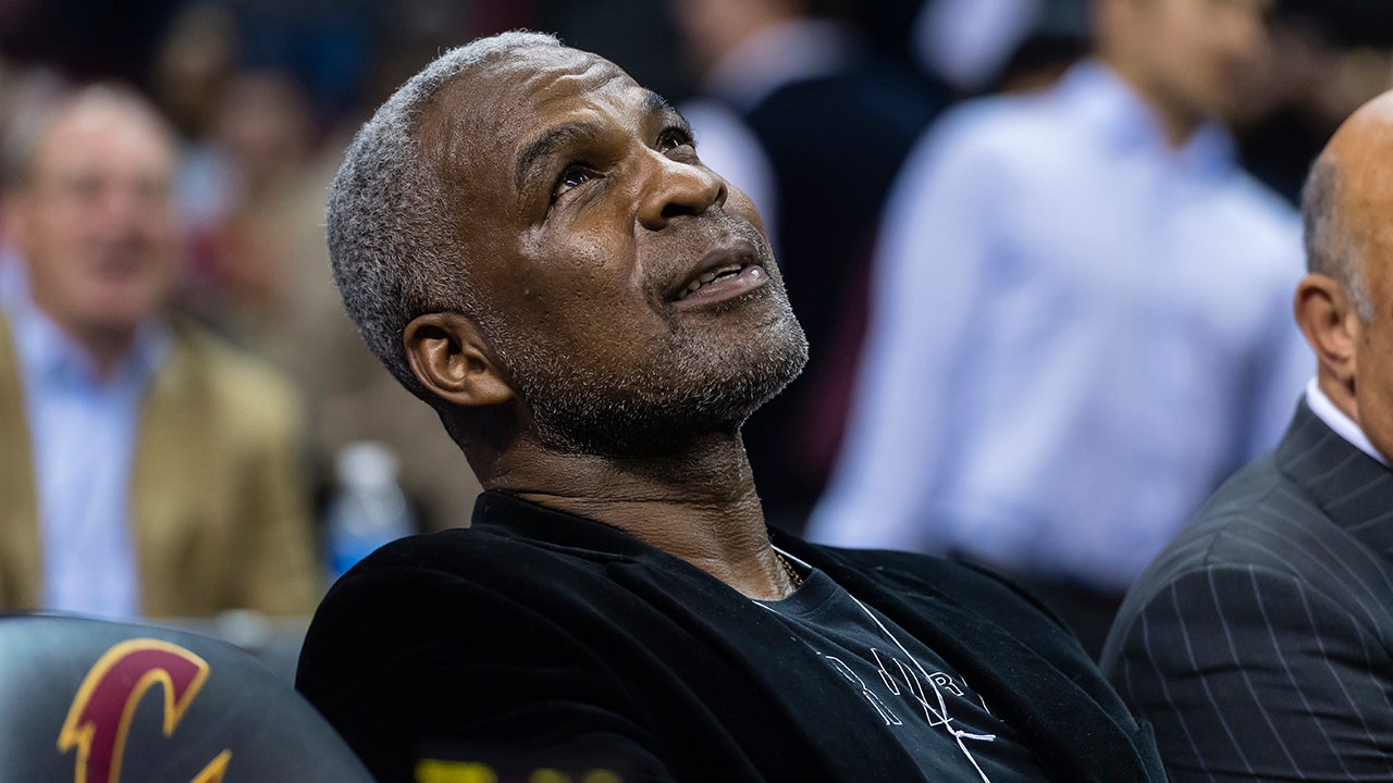 Ex-Knicks star Charles Oakley persevering with MSG holdout amid beef with proprietor James Dolan