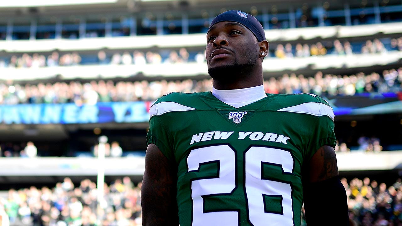 Le'Veon Bell stands before a Jets game in 2019