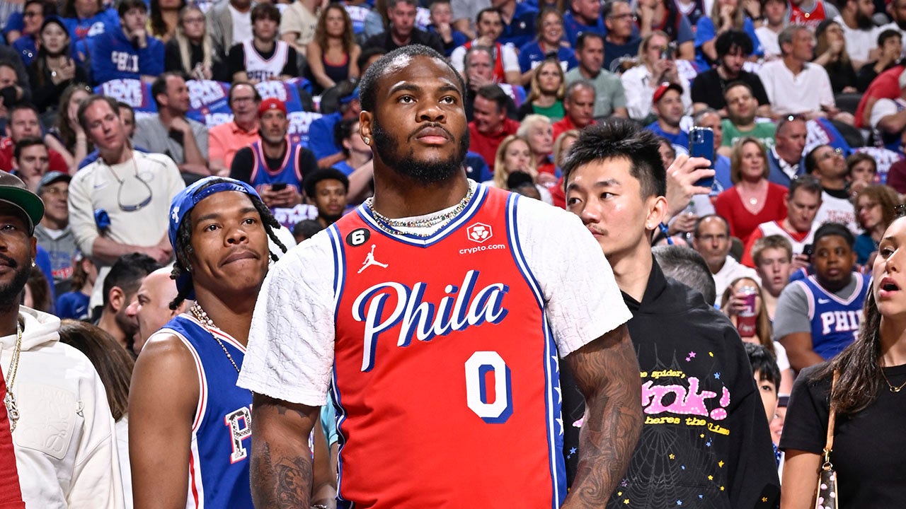 Cowboys' Micah Parsons defends wearing 76ers jersey to NBA playoff game