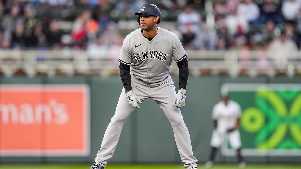 AARON HICKS WITH AN AMAZING GAME WINNING CATCH AGAINST THE TWINS