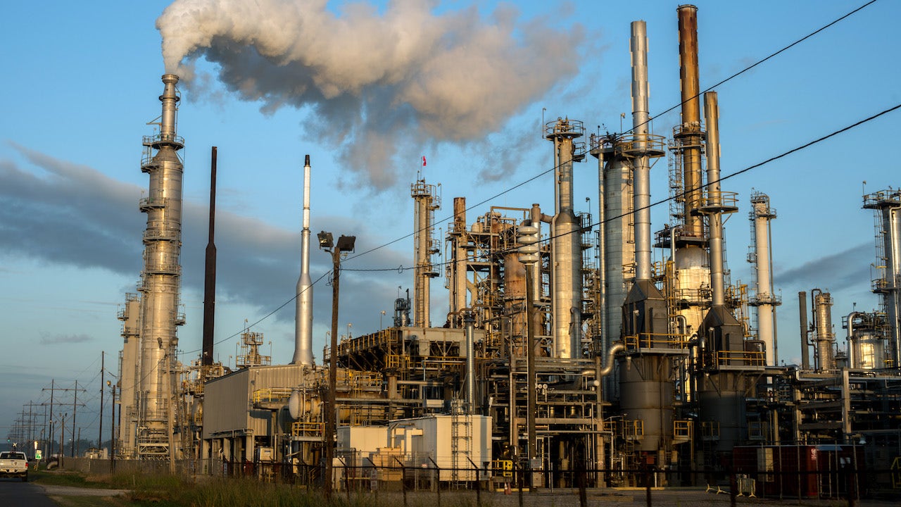 BATON ROUGE, LOUISIANA – 12. OKTOBER: Rauch steigt aus einer der vielen Chemiefabriken in der Gegend auf 12. Oktober 2013. „Cancer Alley“ ist eines der am stärksten verschmutzten Gebiete der Vereinigten Staaten und liegt am einst unberührten Mississippi, der sich etwa 80 Meilen von New Orleans bis Baton Rouge erstreckt, wo sich neben Vorstadthäusern eine dichte Konzentration von Ölraffinerien, petrochemischen Anlagen und anderen chemischen Industrien befindet.  (Foto von Giles Clarke/Getty Images.)