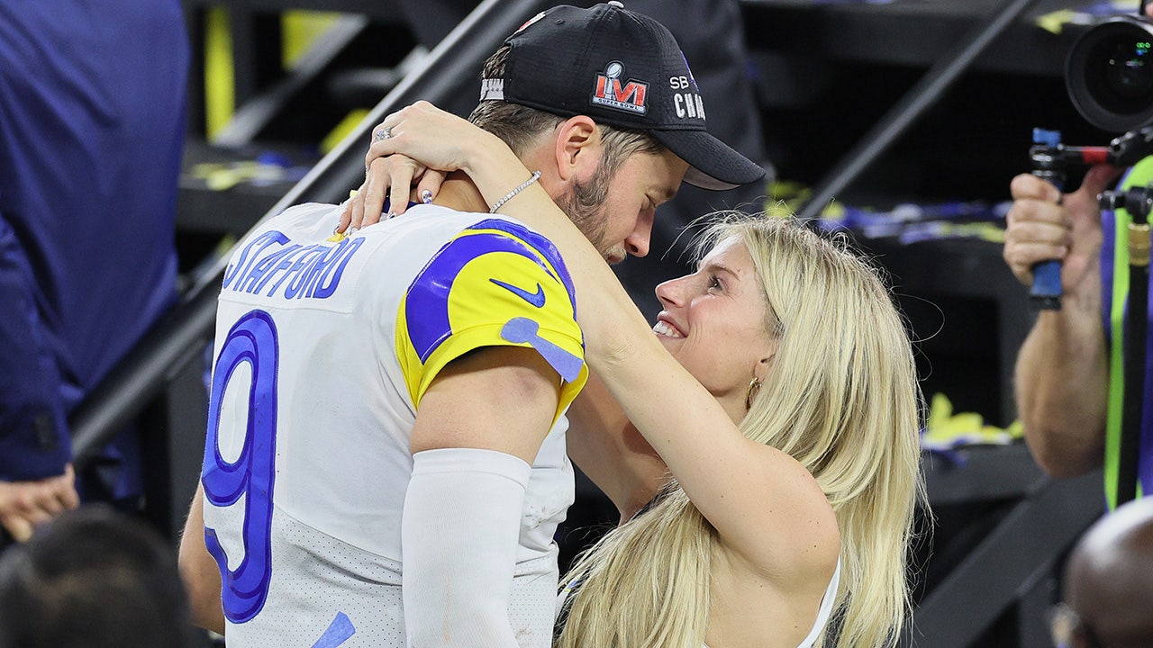 Kelly Stafford besa a su marido