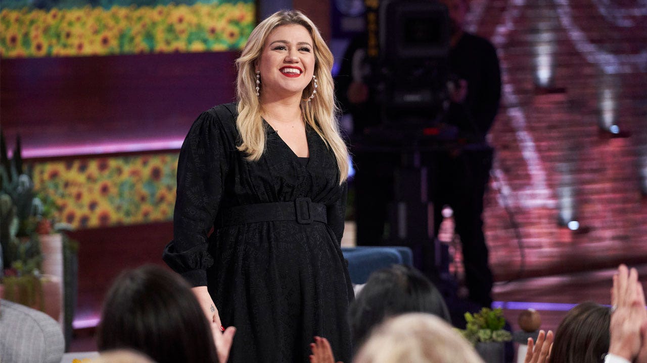Kelly Clarkson had an impromptu performance on the streets of Las Vegas with one street performer. (Adam Christopher/NBCUniversal/NBCU Photo Bank via Getty Images)