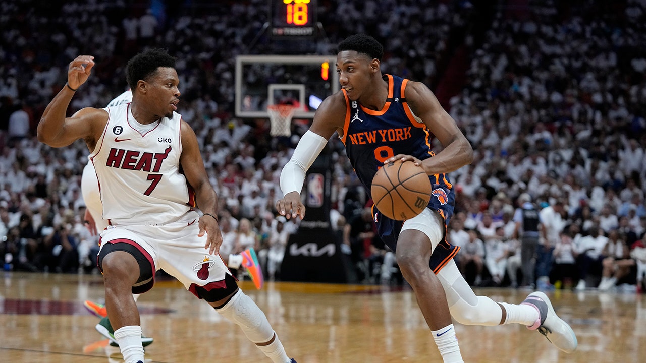 Jimmy Butler returns from injury and Heat blow out Knicks to take 2-1 series lead