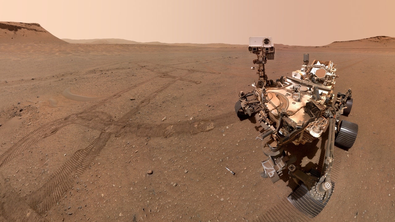 يلتقط المسبار المتجول على المريخ التابع لوكالة ناسا صورًا لما قد يكون نهرًا بريًا