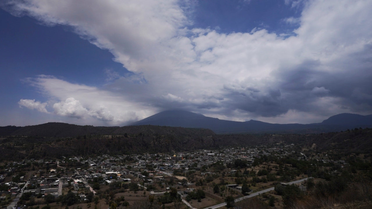 بركان Popocatépetl: رفع مستوى الإنذار مع إغلاق الرماد في مدارس المكسيك والمطارات