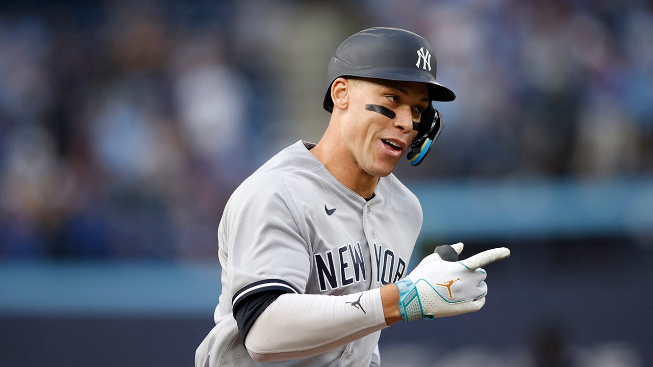 Aaron Judge’s peek into dugout believed to be due to Blue Jays tipping pitches: report