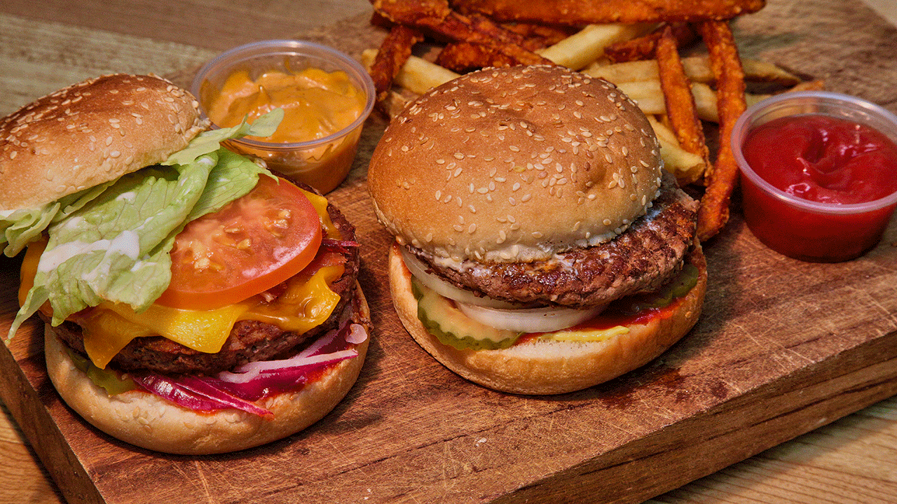 Hambúrguer e batatas fritas num prato