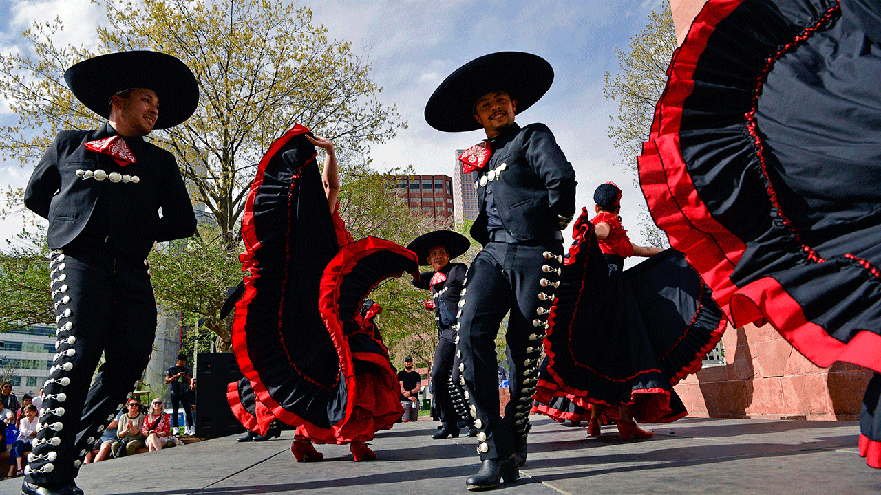 Ljudi plešu na pozornici za Cinco de Mayo