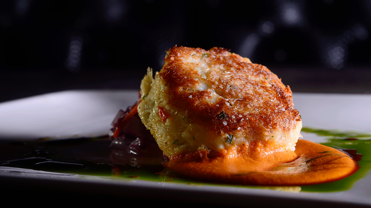 Pasteles de cangrejo en plato